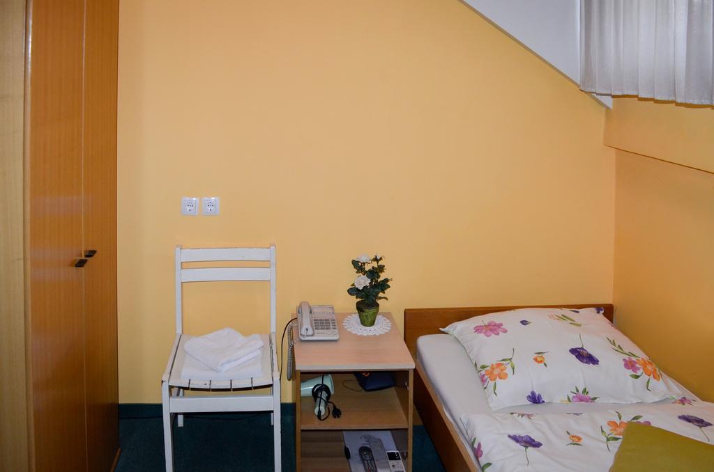 Penzion Gostilna Keber Domžale エクステリア 写真